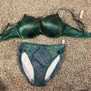 Victoria’s Secret Christmas bra and panty set 38C /Large